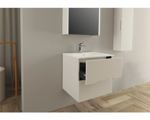 Kúpeľňa s umývadlovou skrinkou, zrkadlom a závesnou skrinkou