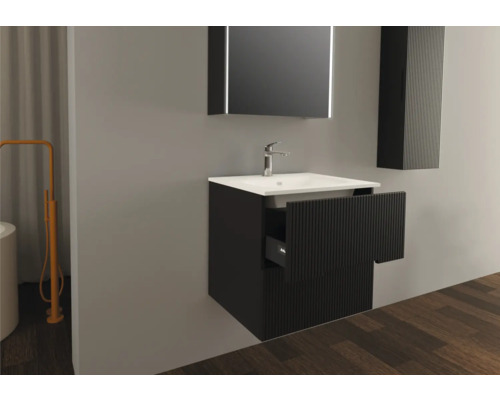 Kúpeľňa s umývadlovou skrinkou, umývadlom, zrkadlovou skrinkou a vysokou skrinkou