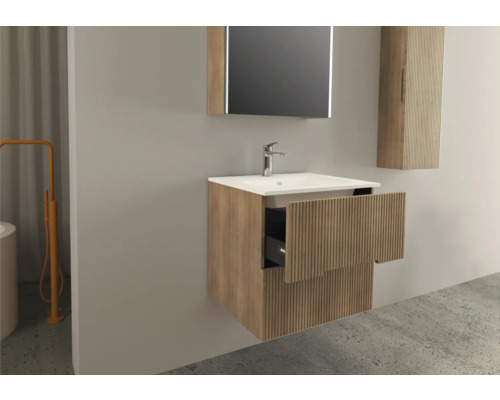 Kúpeľňa s umývadlovou skrinkou, zrkadlom a skrinkou