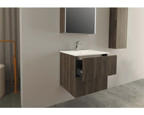 Kúpeľňa s umývadlom, zrkadlom a otvorenou spodnou skrinkou