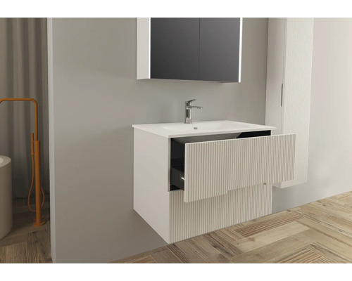 Kúpeľňa s umývadlovou skrinkou, umývadlom, zrkadlovou skrinkou a vysokou skrinkou