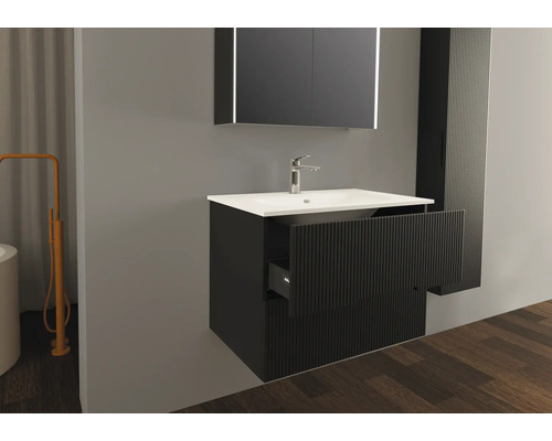 Kúpeľňa s umývadlom, zrkadlom a vysokou skriňou v modernom dizajne