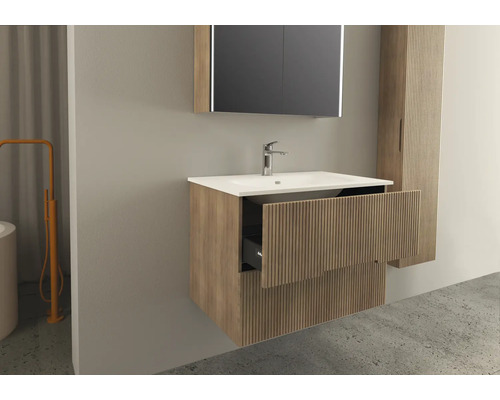 Kúpeľňa s umývadlom, zrkadlom a vysokou skriňou