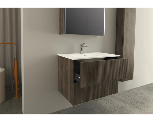 Kúpeľňa s umývadlovou skrinkou, umývadlom, zrkadlovou skrinkou a vysokou skrinkou