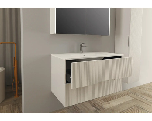 Kúpeľňa s umývadlovou skrinkou, zrkadlom a vysokou skriňou