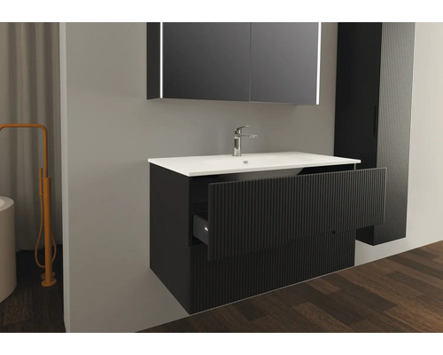 Kúpeľňová scéna s umývadlovou skrinkou, umývadlom, zrkadlovou skrinkou a vysokou skrinkou