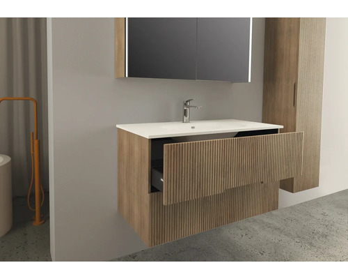 Kúpeľňa s umývadlom, zrkadlom a vysokou skriňou v drevenom dizajne