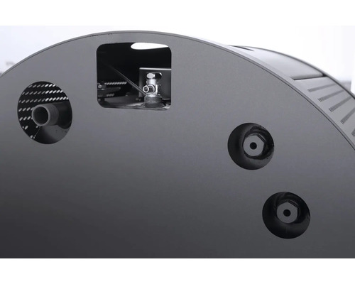 Detailný pohľad na čierny terasový ohrievač s pripojovacím hrdlom a montážnymi skrutkami