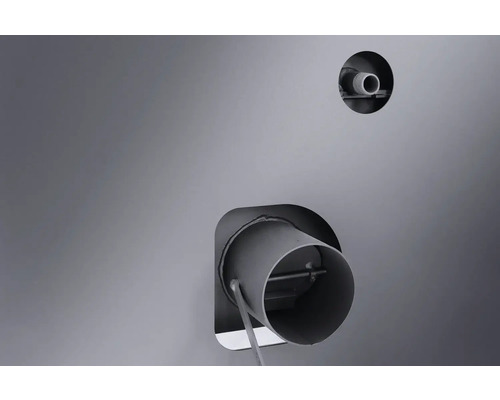 Detailný záber dvoch kovových rúrok na stene, ktoré slúžia na ventilačné účely