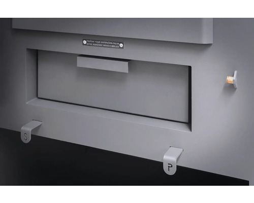 Detailný pohľad na vykurovaciu pec s ovládacími prvkami a výstražnou tabuľkou