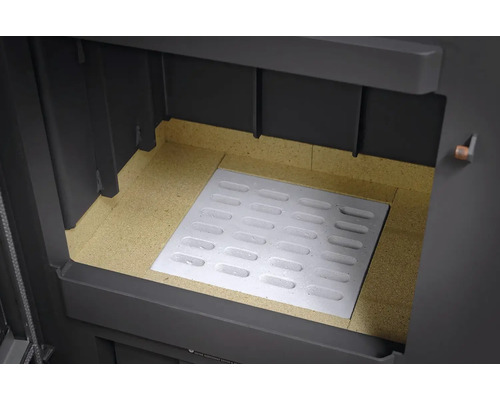 Spaľovacia komora kachlí s roštom a výstelkou