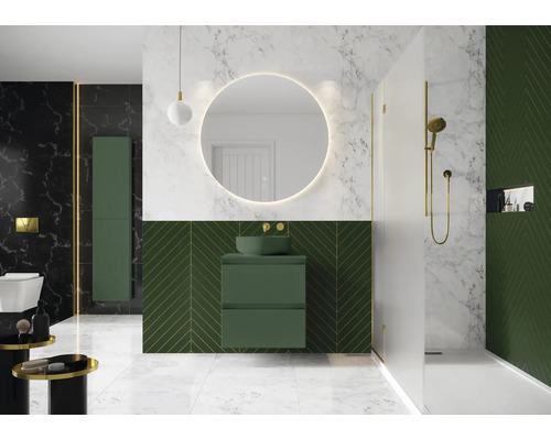 Svetlá kúpeľňa so sprchou, umývadlom a zrkadlom