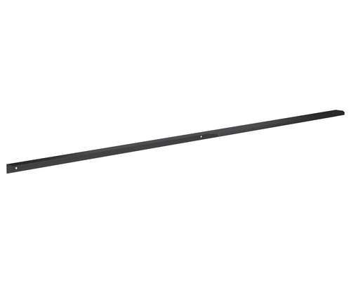 Dlhá kovová lišta s montážnymi otvormi