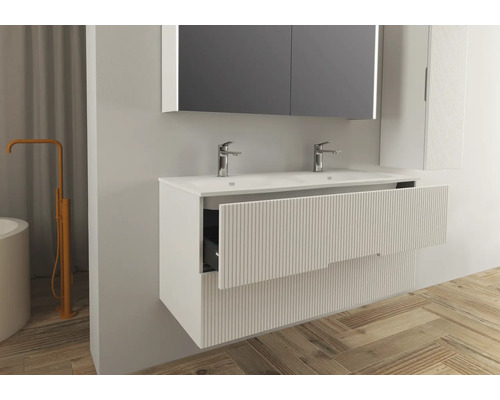 Moderná kúpeľňa s umývadlovou skrinkou, umývadlom, zrkadlom a batériami