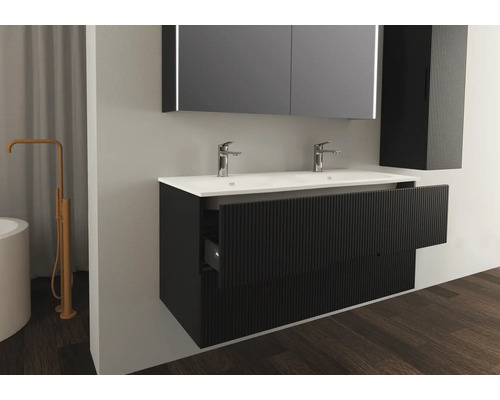 Kúpeľňa s umývadlom, dvoma kohútikmi a zrkadlom