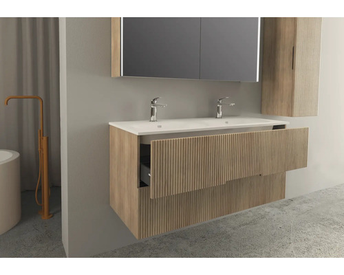 Kúpeľňa s dvojitým umývadlom, zrkadlovou skrinkou a otvoreným zásuvkovým prvkom