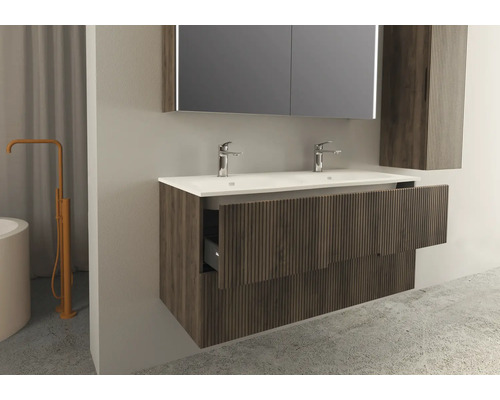 Moderná kúpeľňa s umývadlovou skrinkou, umývadlom na dosku, zrkadlovou skrinkou a vysokou skriňou