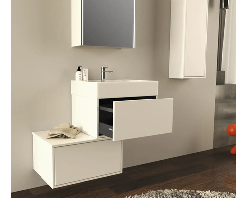 Moderná kúpeľňa s umývadlovou skrinkou, zrkadlovou skrinkou a vysokou skrinkou pre štýlové prostredie