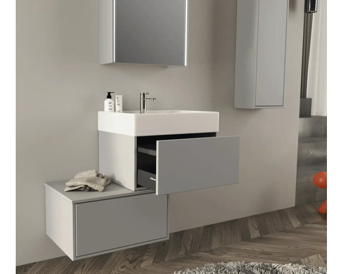 Moderná kúpeľňa s umývadlovou skrinkou, zrkadlovou skrinkou a vysokou skrinkou