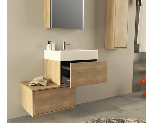 Kúpeľňa s umývadlovou skrinkou, umývadlom, zrkadlovou skrinkou a vysokou skrinkou vo vzhľade dreva