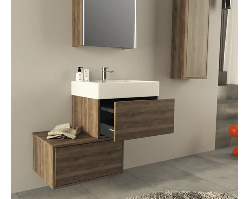 Kúpeľňa s umývadlovou skrinkou, umývadlom a zrkadlovou skrinkou vo vzhľade dreva