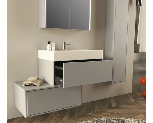 Kúpeľňa s umývadlom, umývadlovou skrinkou, zrkadlovou skrinkou a vysokou skrinkou