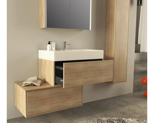 Moderná kúpeľňa s umývadlom, spodnou skrinkou, zrkadlovou skrinkou a vysokou skrinkou pre štýlové prostredie