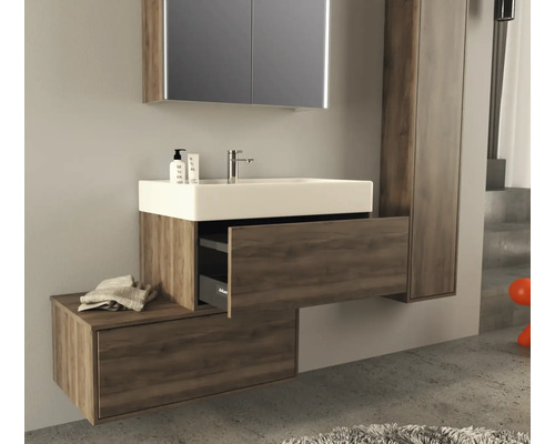 Kúpeľňa s umývadlom, zrkadlom a otvoreným prvkom zásuvky