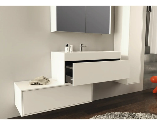 Moderná kúpeľňa s umývadlom, skrinkou a zrkadlom