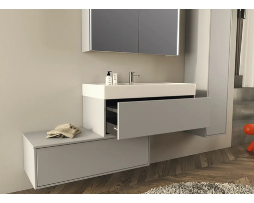 Moderná kúpeľňová zostava s umývadlom, spodnou skrinkou a zrkadlom