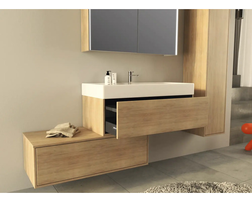 Moderná kúpeľňa s umývadlom, spodnou skrinkou a zrkadlovou skrinkou