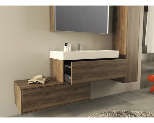 Kúpeľňa s umývadlovou skrinkou, umývadlom a zrkadlovou skrinkou