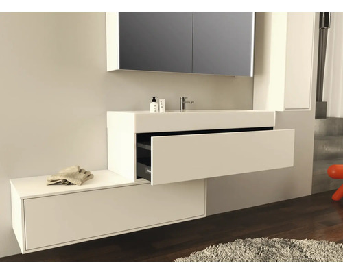 Moderná kúpeľňa s umývadlom, zrkadlom a úložným nábytkom pre štýlové prostredie