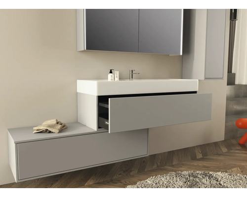 Moderná kúpeľňa s umývadlom, skrinkou pod umývadlo a zrkadlom