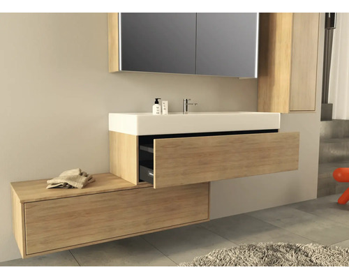 Kúpeľňa s umývadlovou skrinkou, umývadlom a zrkadlovou skrinkou