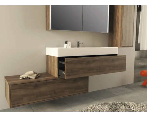 Moderná kúpeľňa s umývadlovou skrinkou, zrkadlom a úložným priestorom