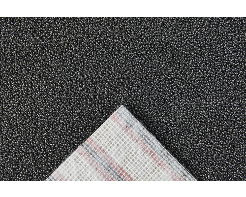 Detail šedého koberca s textilným podkladom