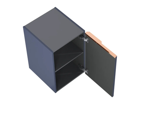 Závesná skrinka s otvorenými dvierkami a dvoma policami pre ďalší úložný priestor