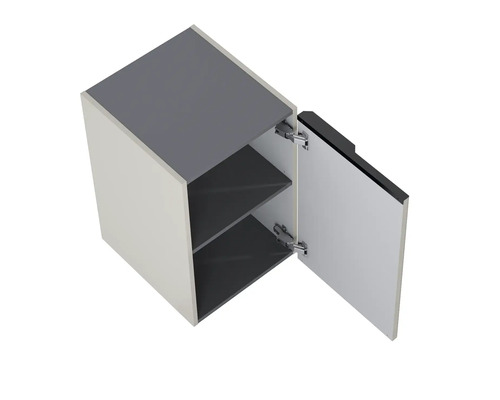 Závesná skrinka s otvorenými dverami a dvoma policami