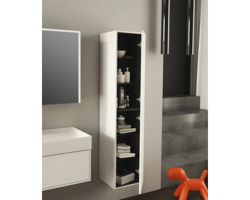 Kúpeľňová scéna s umývadlovou skrinkou a otvorenou závesnou skrinkou na uloženie kúpeľňových potrieb.