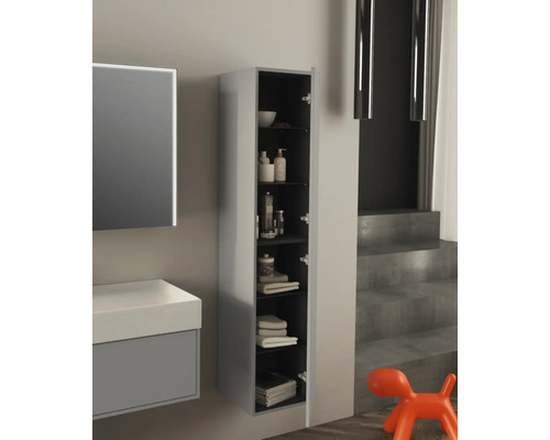 Kúpeľňa s umývadlovou skrinkou a otvorenou vysokou skriňou s niekoľkými policami