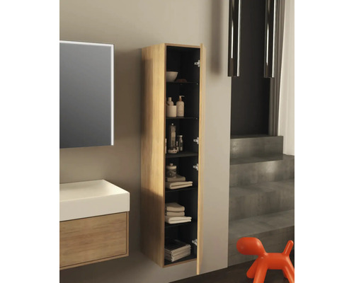 Usporiadanie kúpeľne s umývadlom, zrkadlovou skrinkou a otvorenou drevenou závesnou skrinkou plnou kúpeľňových potrieb a uterákov