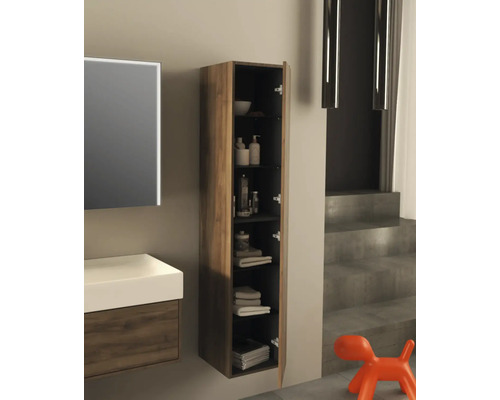 Kúpeľňa s umývadlovou skrinkou, zrkadlovou skrinkou a otvorenou vysokou skrinkou na uloženie kúpeľňových potrieb