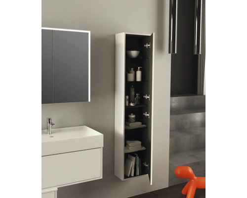 Kúpeľňová scéna s umývadlom a otvorenou vysokou skriňou na uloženie