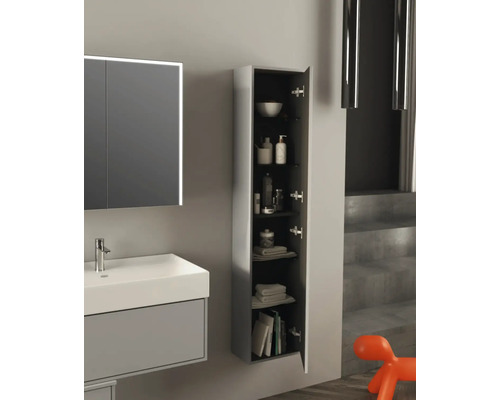 Kúpeľňa s umývadlom, zrkadlovou skrinkou a otvorenou vysokou skrinkou na uloženie kúpeľňových potrieb