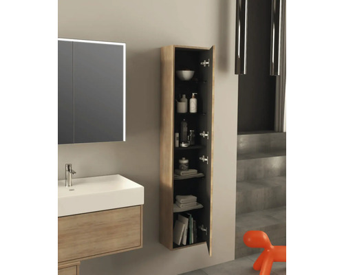 Moderná kúpeľňa s umývadlovou skrinkou, zrkadlovou skrinkou a otvorenou závesnou skrinkou na uloženie kúpeľňových potrieb