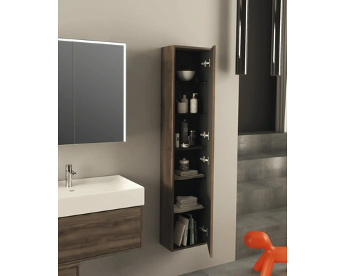 Kúpeľňa s umývadlovou skrinkou a otvorenou vysokou skrinkou na uloženie kúpeľňových potrieb