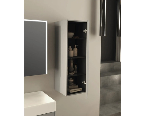 Kúpeľňová scéna s otvorenou závesnou skrinkou na uloženie kúpeľňových potrieb