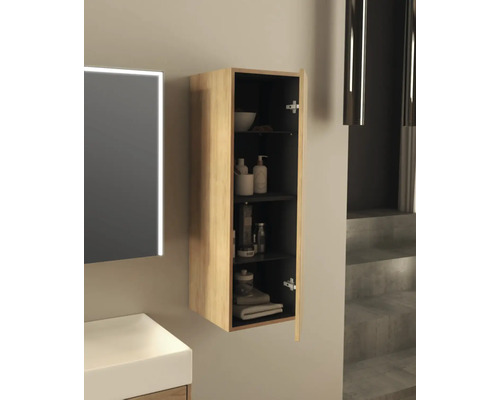 Kúpeľňa s drevenou závesnou skrinkou s otvorenými dvierkami a rôznymi kúpeľňovými potrebami