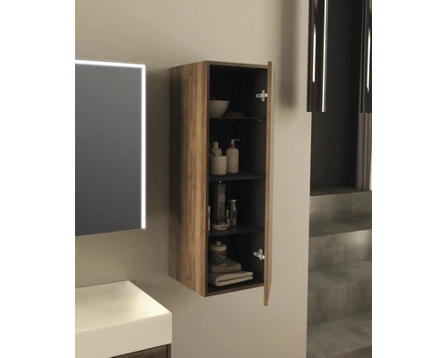 Kúpeľňová scéna s otvorenou závesnou spodnou skrinkou s policami